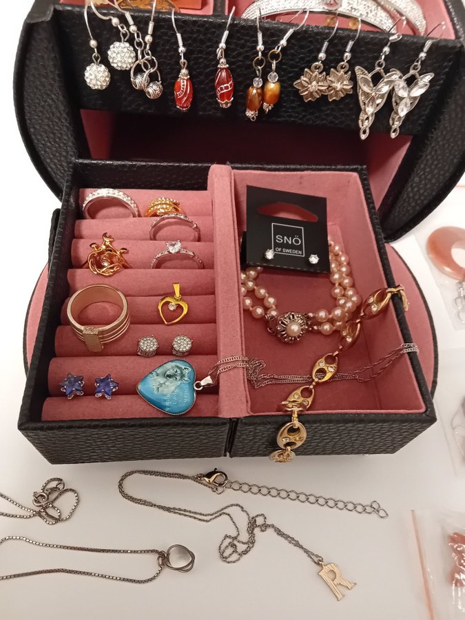 Smyckespaket med väska bijouterier och några silver