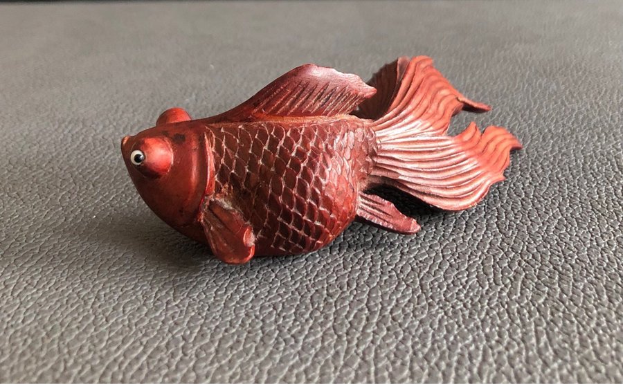 Asiatisk handsnidad koi/karp i rosenträ med ögon i glas figurin fisk