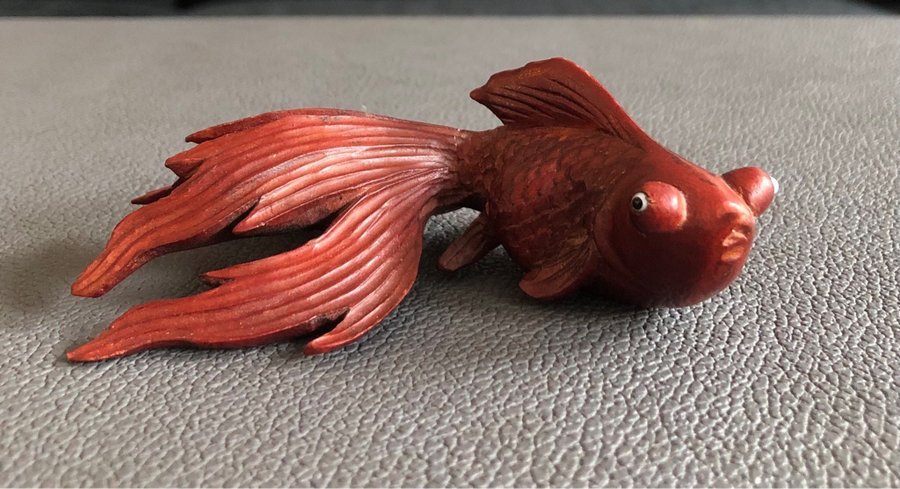 Asiatisk handsnidad koi/karp i rosenträ med ögon i glas figurin fisk