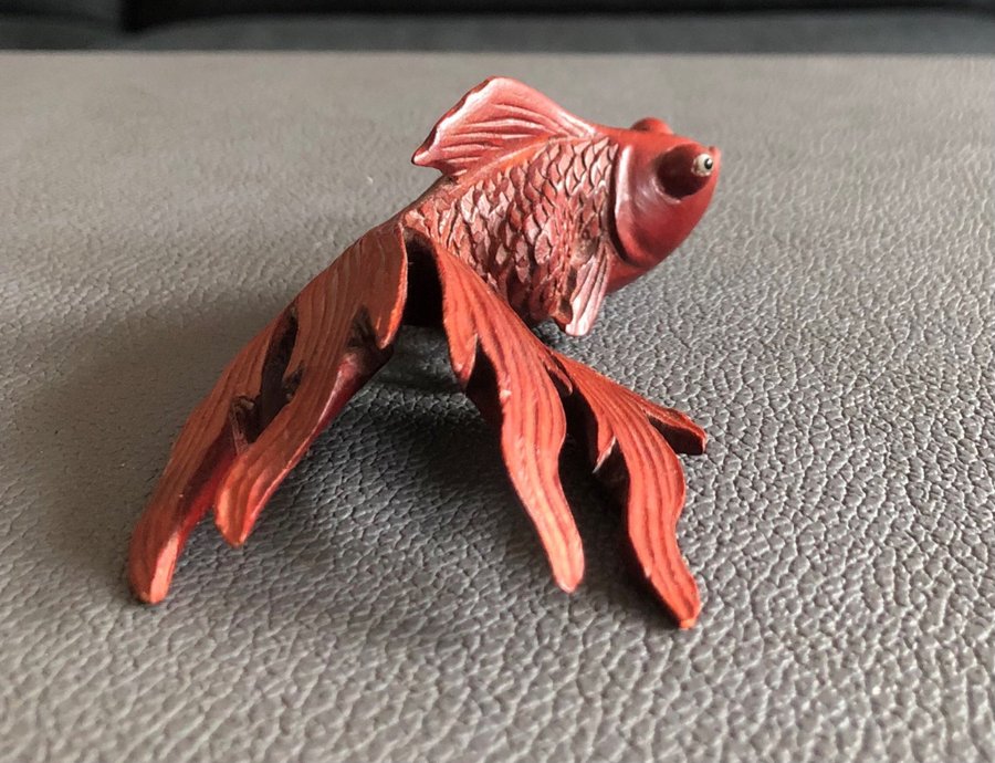 Asiatisk handsnidad koi/karp i rosenträ med ögon i glas figurin fisk