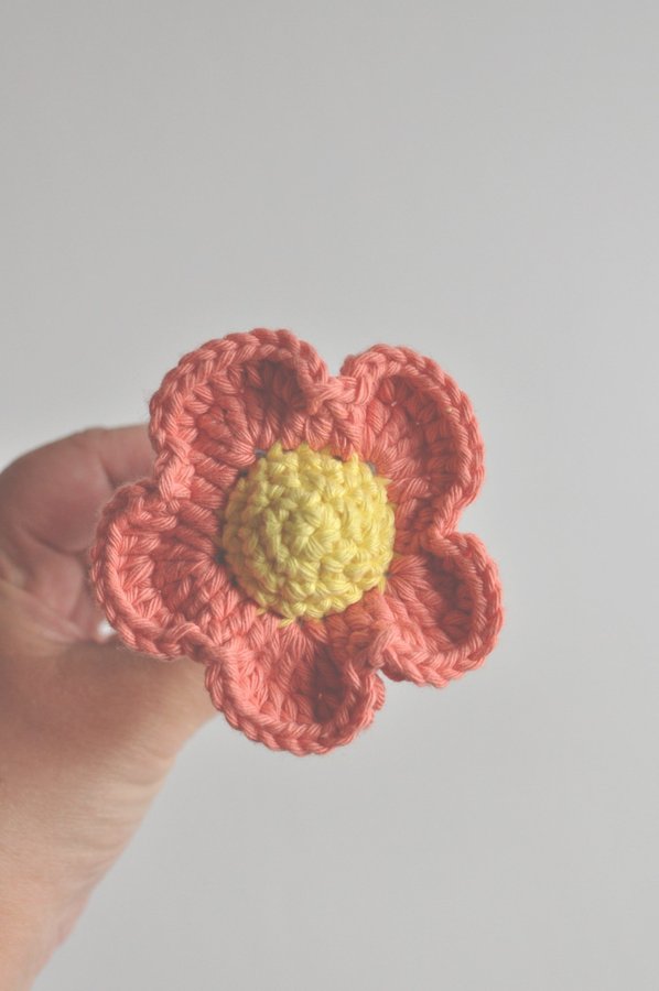 Virkad skallra blomma färgglad babyleksak handgjord