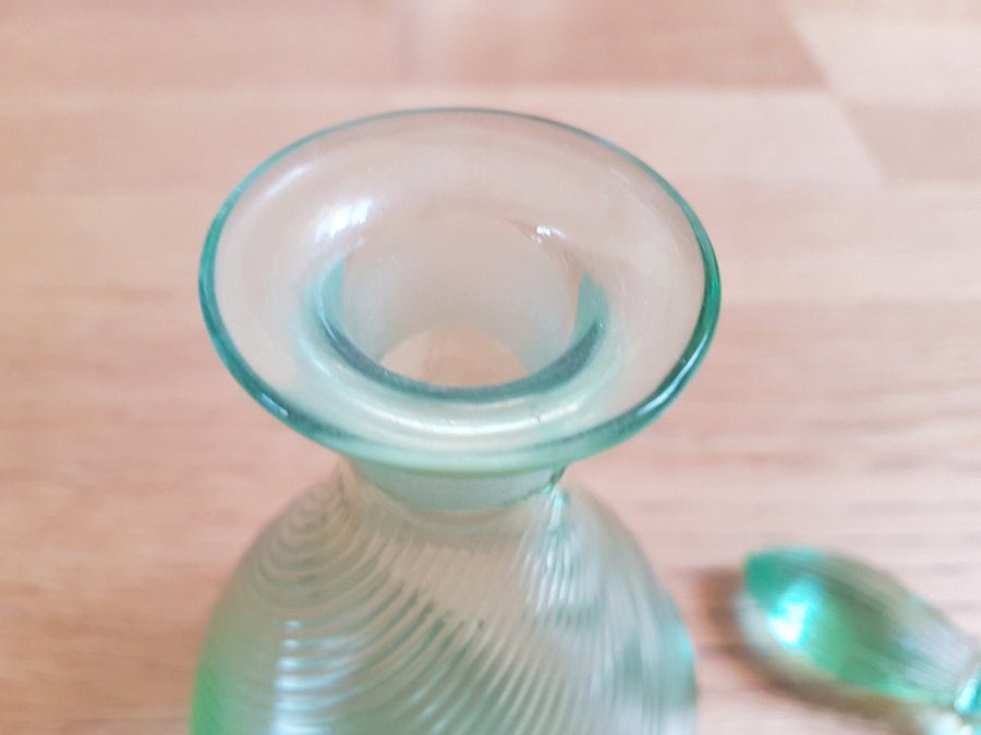 Mindre karaff i grönt glas