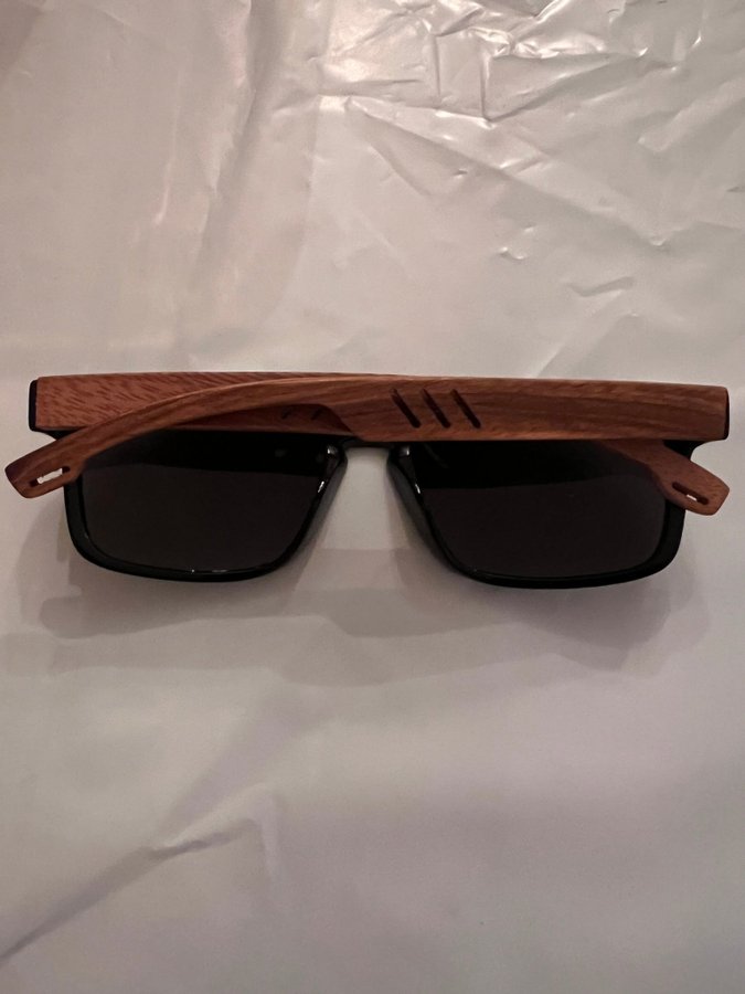 Solglasögon svarta med träskalmar