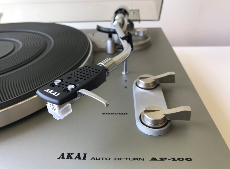 Akai AP-100 Skivspelare + Ny Audio-Technica Pickup + nål + Ny rem + Ny SUPRA RCA