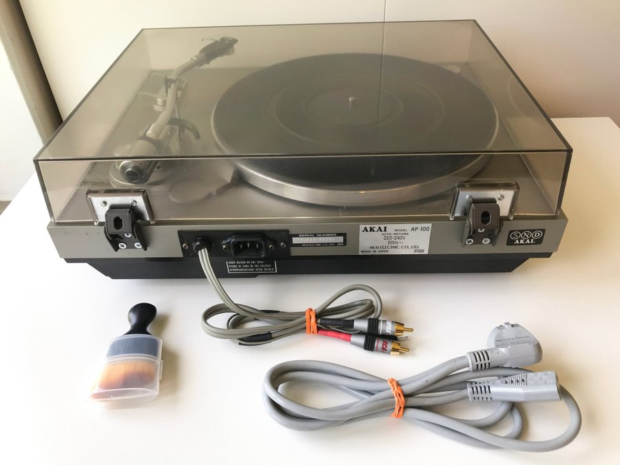 Akai AP-100 Skivspelare + Ny Audio-Technica Pickup + nål + Ny rem + Ny SUPRA RCA