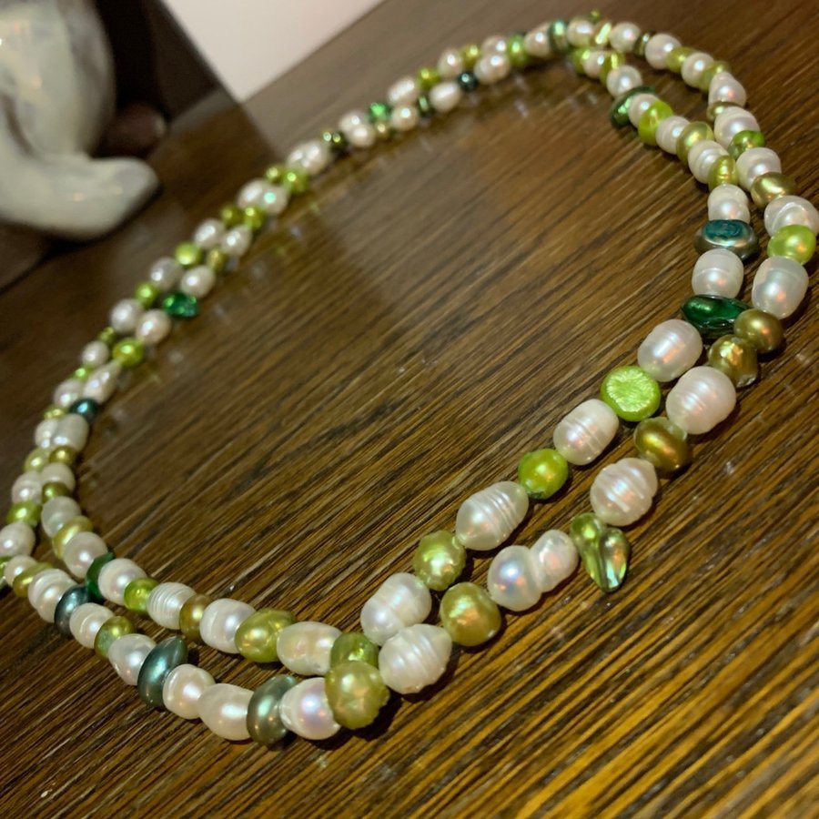 En exklusiv lång och vacker halsband gjord av -kvalitativa sötvattens pärlor!