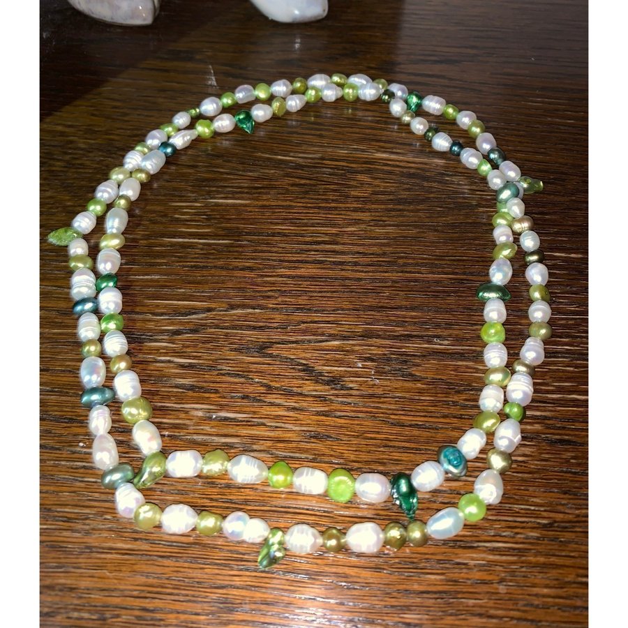 En exklusiv lång och vacker halsband gjord av -kvalitativa sötvattens pärlor!