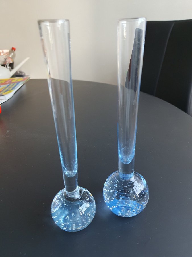 2 st härligt blå orkidé vaser i bubbligt glas Kosta Sweden
