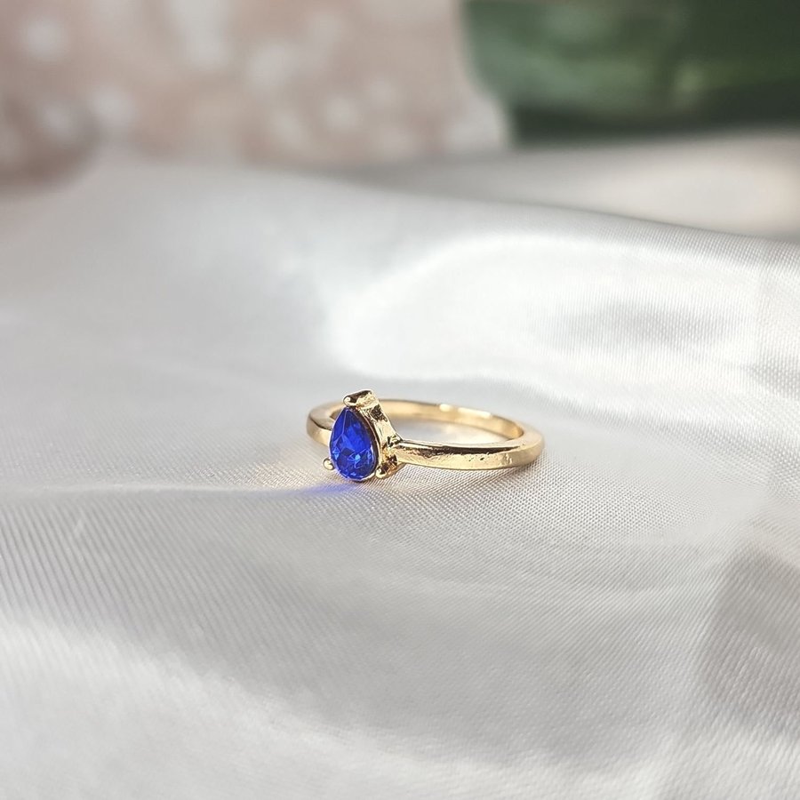 Vacker ring med blå droppformad sten