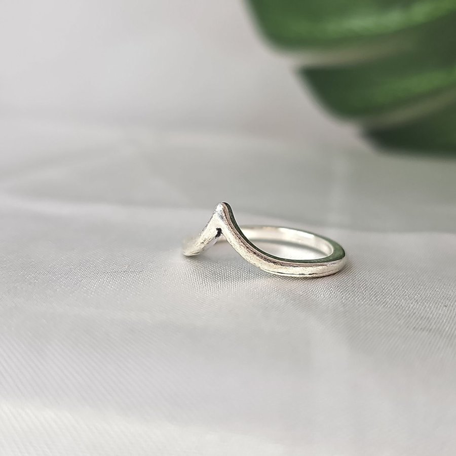 Vacker ring i v-formad design