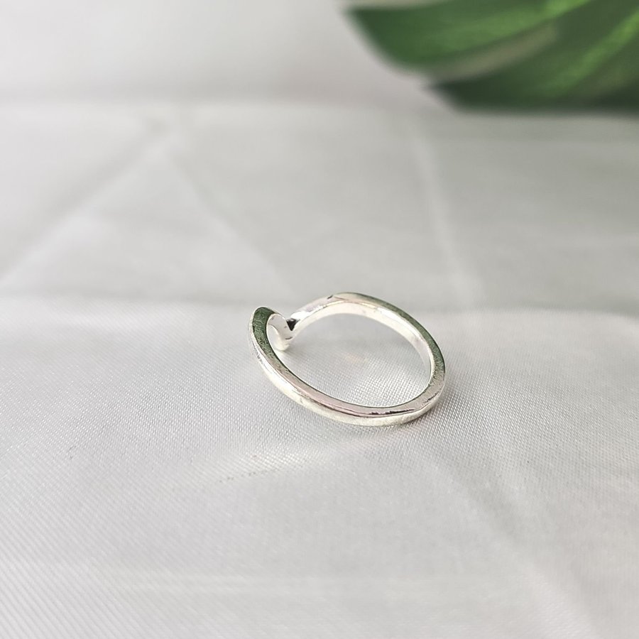 Vacker ring i v-formad design