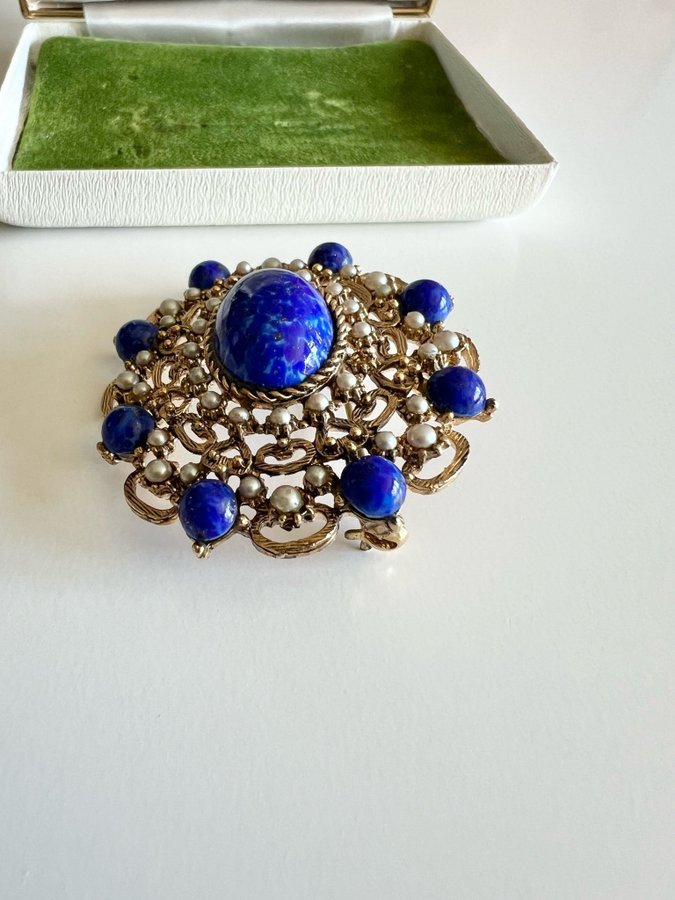 Vintage brosch med blå stenar och pärlor