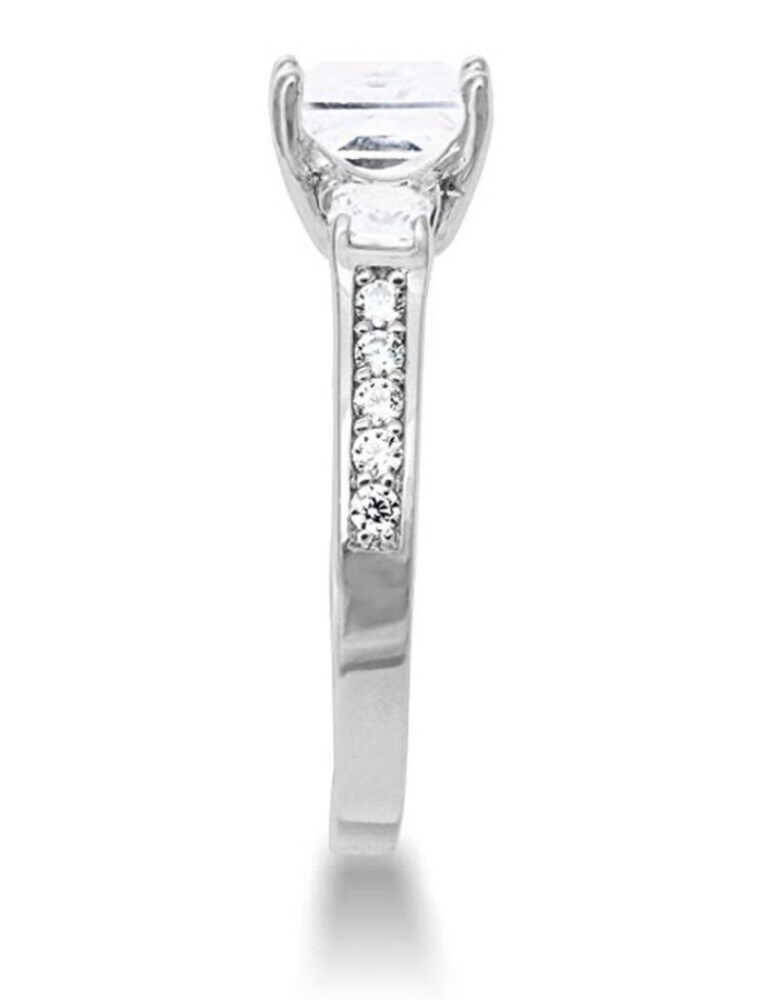 Vacker förlovningsring av silver med labb-skapade diamanter