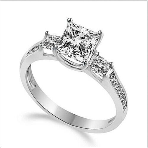Vacker förlovningsring av silver med labb-skapade diamanter