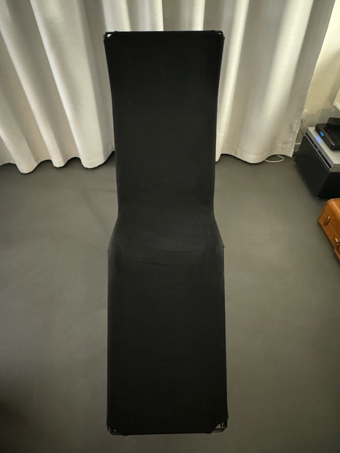 Tord Björklund ”SKYE” vintage liggfåtölj förkromad stålrörsstomme svart läder
