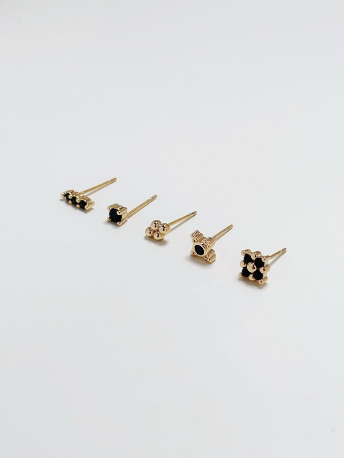 REA Studs med svart glasstenar  5-pack