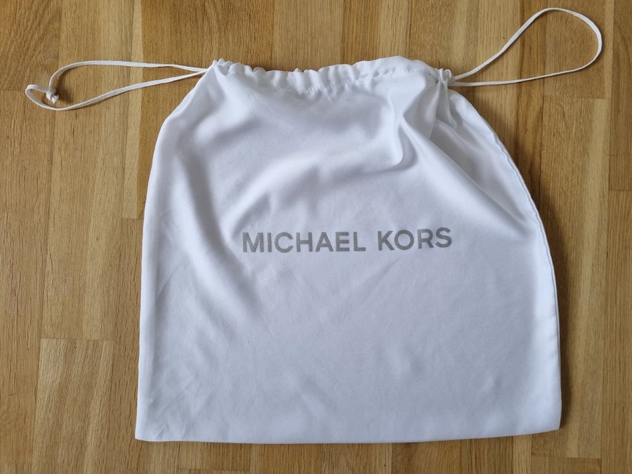 MICHAEL KORS väska i skinn med kedja