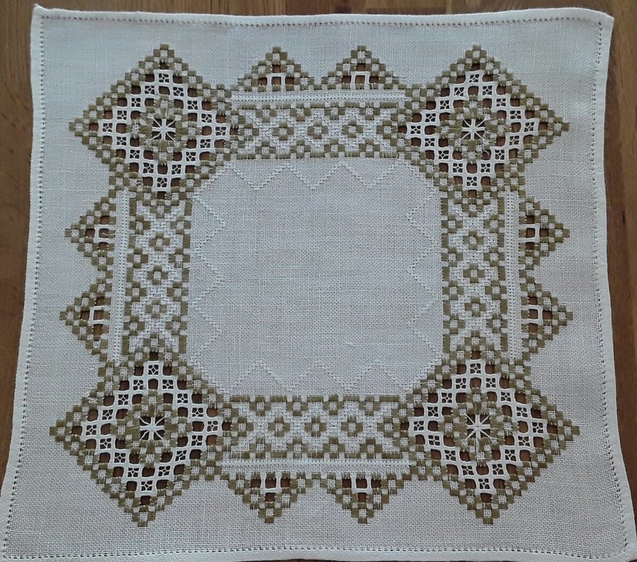 Retro Handbroderad vacker vit Hardanger DUK i olivgrönt Välbroderad 37x36 cm