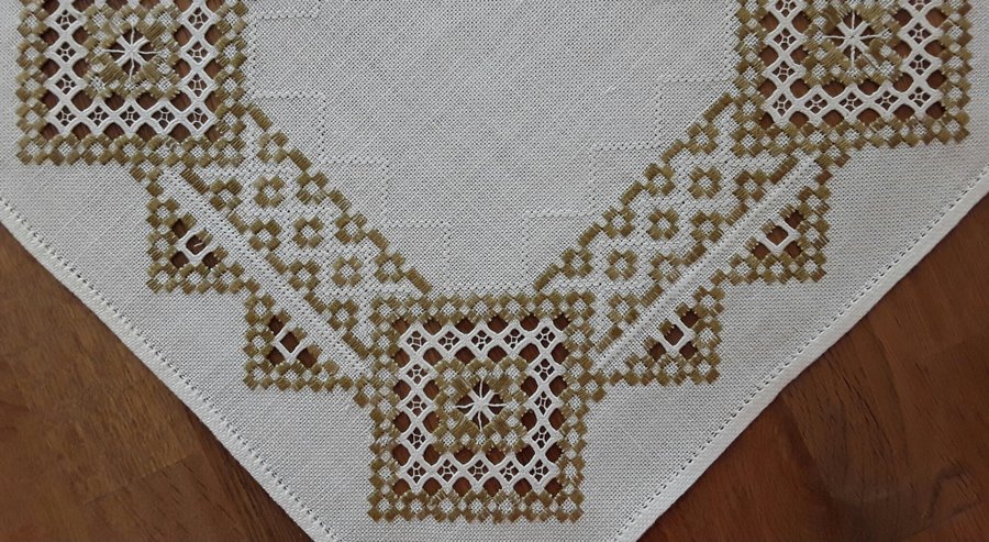 Retro Handbroderad vacker vit Hardanger DUK i olivgrönt Välbroderad 37x36 cm