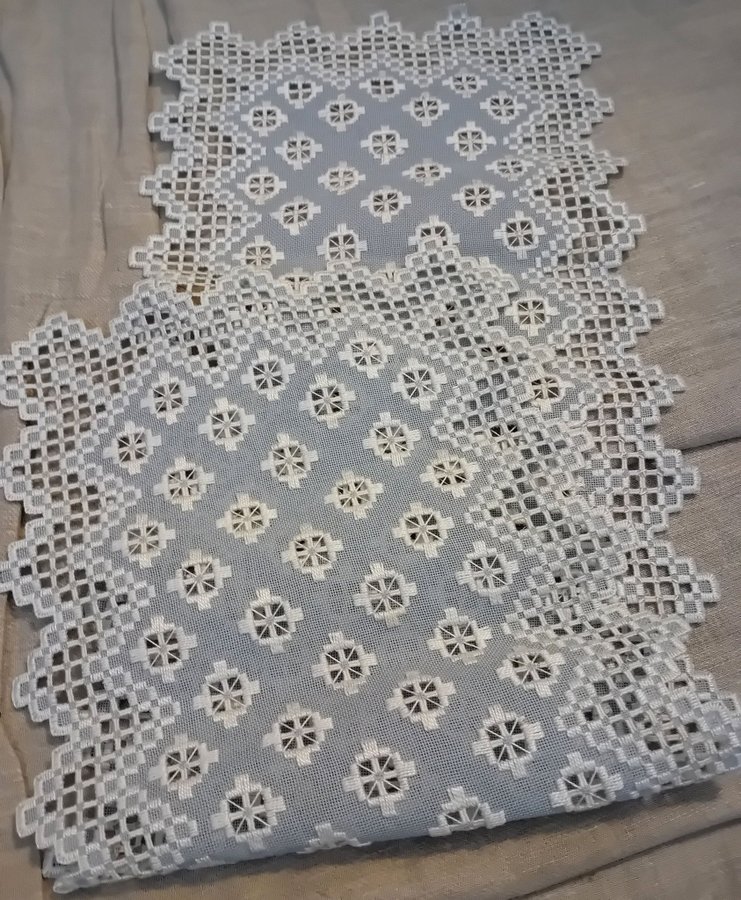 FANTASTISKT FIN DUK HANDGJORD HANDBRODERAD HARDANGER HARDANGERSÖM 82 CM LÖPARE