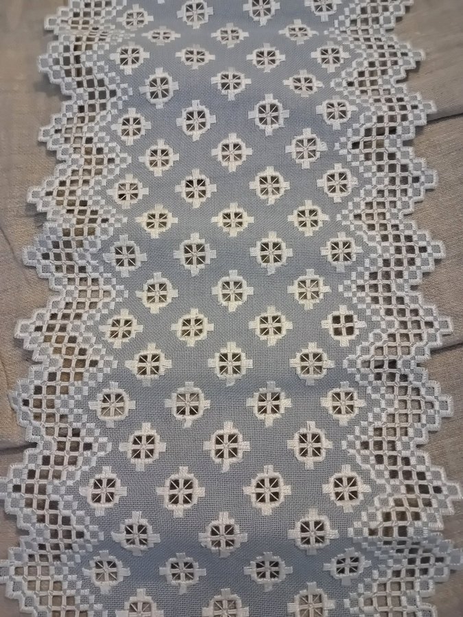 FANTASTISKT FIN DUK HANDGJORD HANDBRODERAD HARDANGER HARDANGERSÖM 82 CM LÖPARE