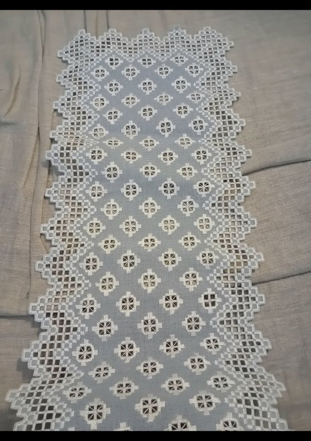 FANTASTISKT FIN DUK HANDGJORD HANDBRODERAD HARDANGER HARDANGERSÖM 82 CM LÖPARE