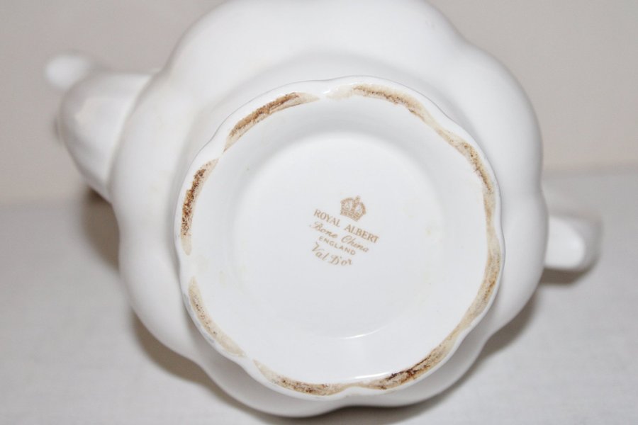 Royal Albert - Kaffekanna - "Val D'Or" - Benporslin - England - Guldkant