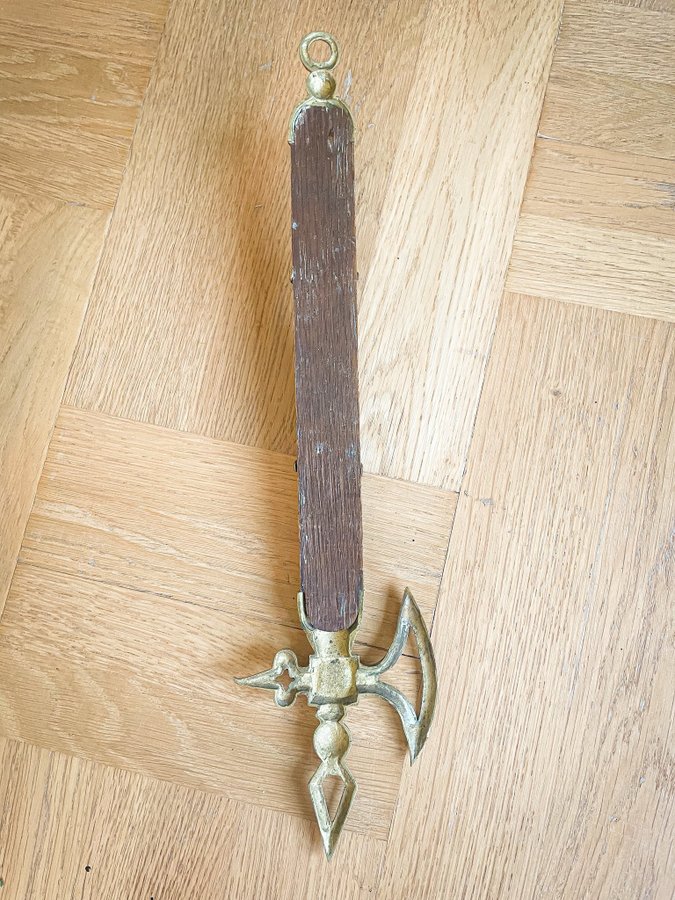 En äldre termometer i from av en yxa Mässing trä kuriosa