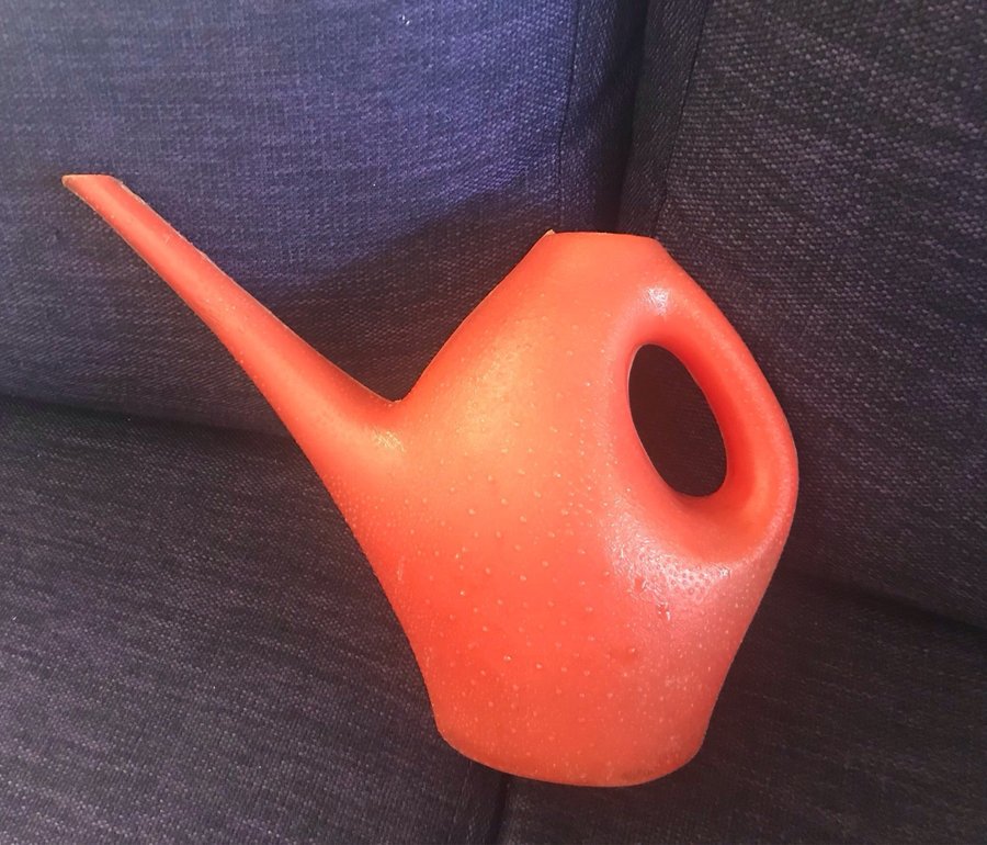 Orange / röd vattenkanna retro vintage kanna plast