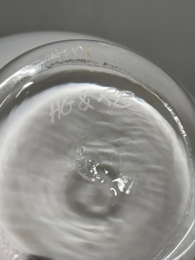 Oljelampa i munblåst glas signerad HGRB