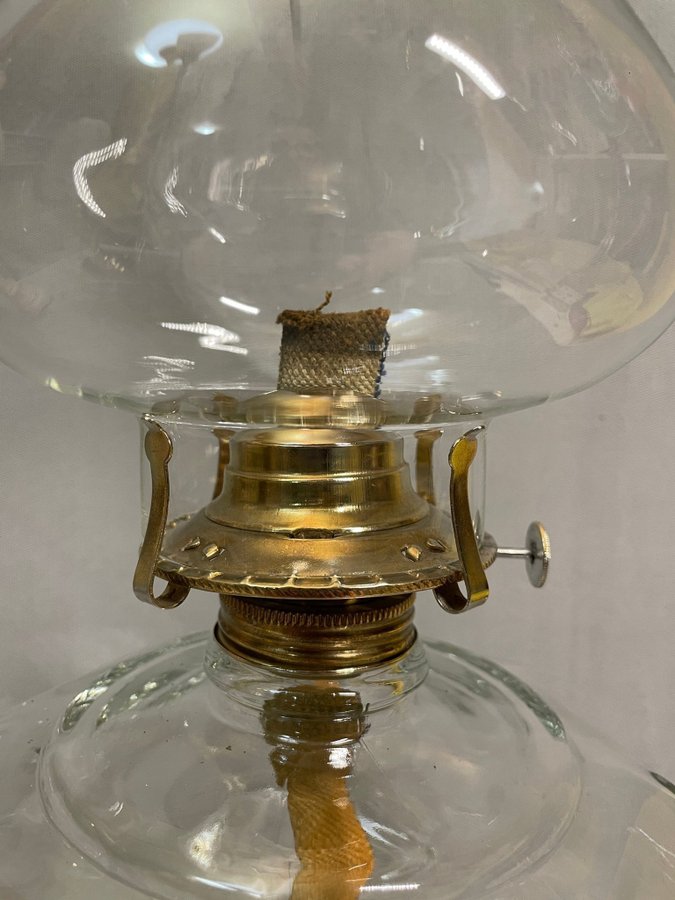 Stor äldre Fotogenlampa oljelampa i glas Denmark höjd 55cm