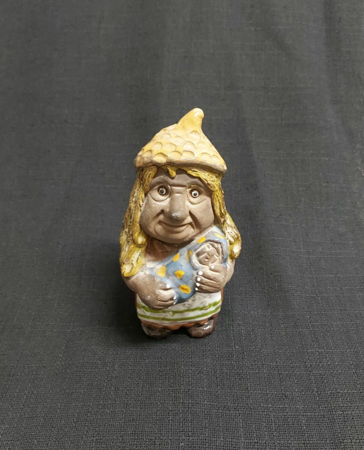 Rolf Berg Trollmor med Barnfigurin keramik Torshälla Sweden