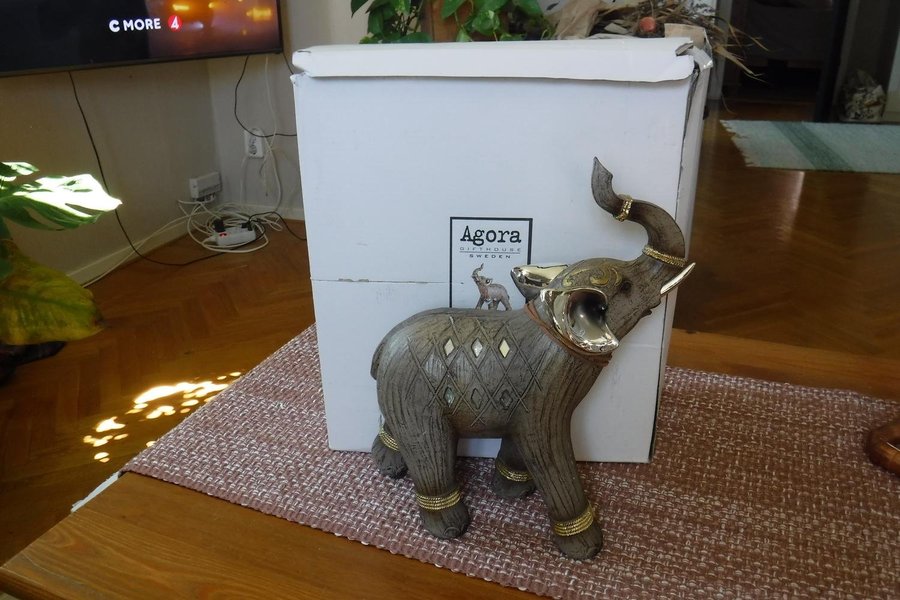 Oanvänd 28 cm hög elefant från Agora gifthouse