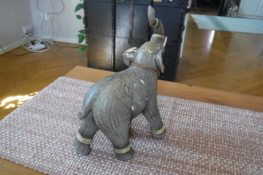 Oanvänd 28 cm hög elefant från Agora gifthouse