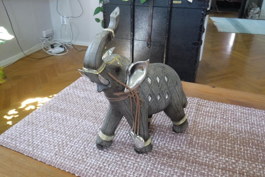 Oanvänd 28 cm hög elefant från Agora gifthouse