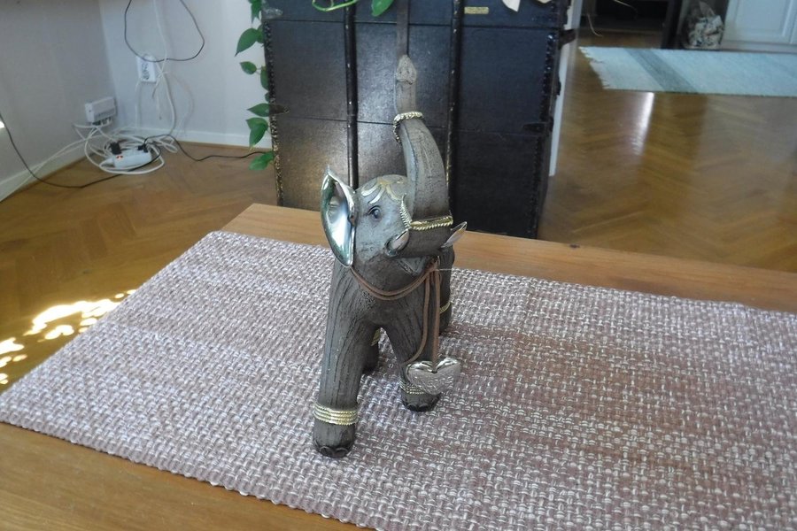 Oanvänd 28 cm hög elefant från Agora gifthouse