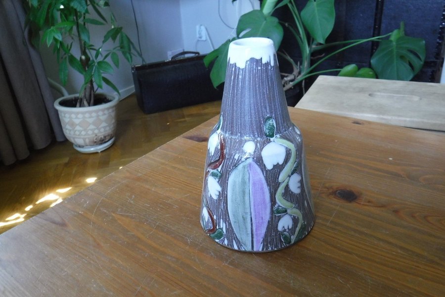 Vas från Laholm Keramik i dova färger
