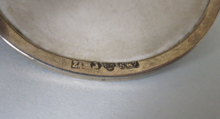 Äldre handmålad BROSCH i porslin med ram i stämplat silver från 1918