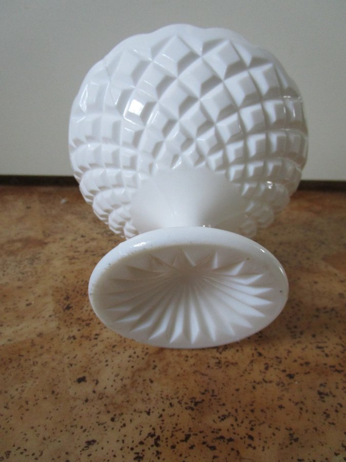 Ovanlig vacker och tjusig godisskål i vitt glas med spännande mönster i relief
