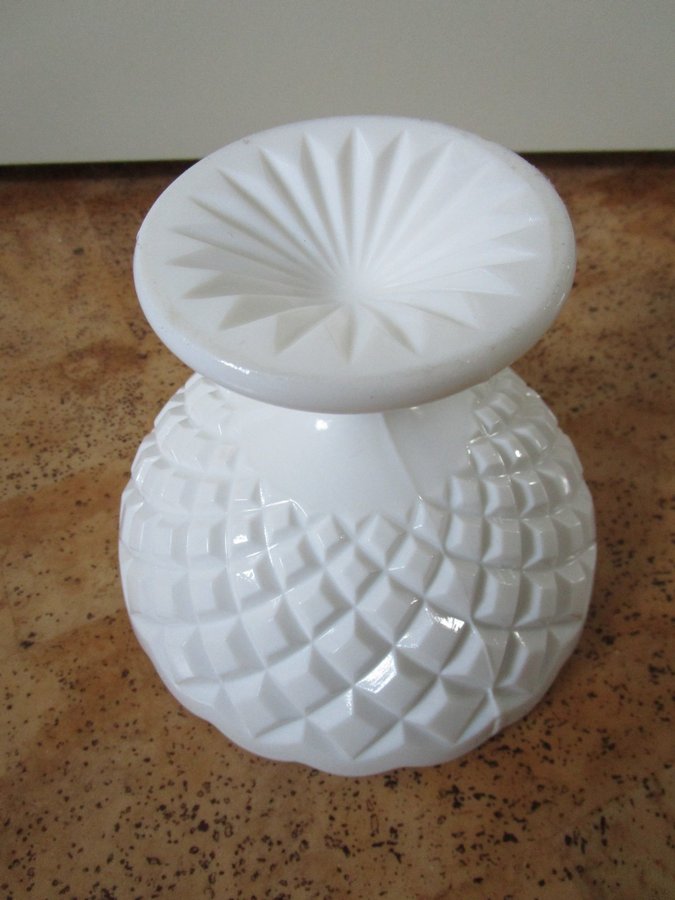 Ovanlig vacker och tjusig godisskål i vitt glas med spännande mönster i relief
