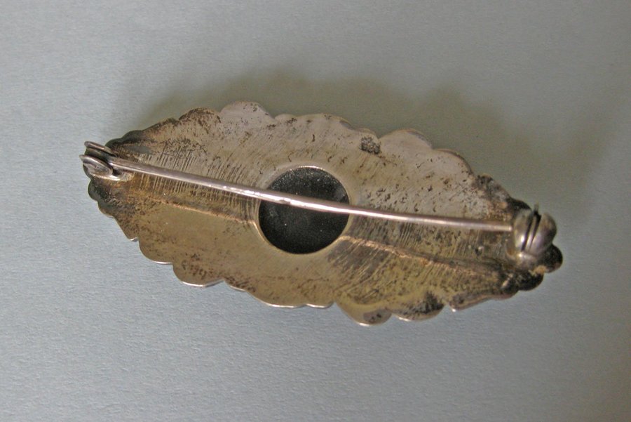 Äldre BROSCH i silver 925 med markasiter och svart sten