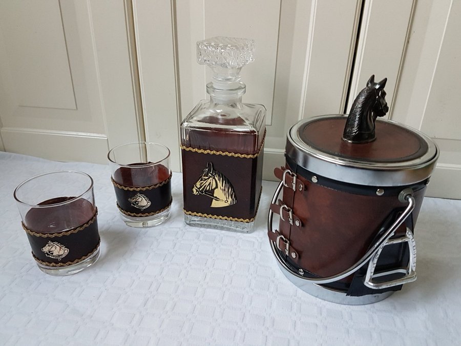 Karaff med krok två matchande glas med vacker hästmotiv och en ishink