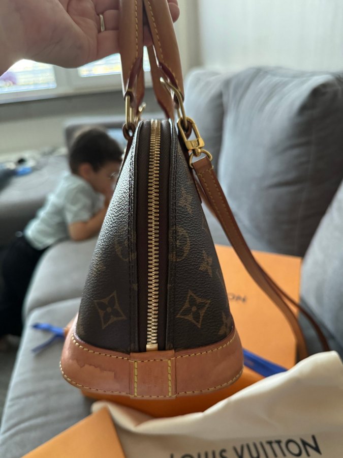 Louis Vuitton Alma bb Väska