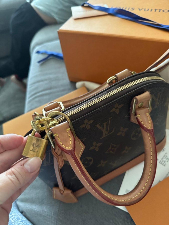 Louis Vuitton Alma bb Väska