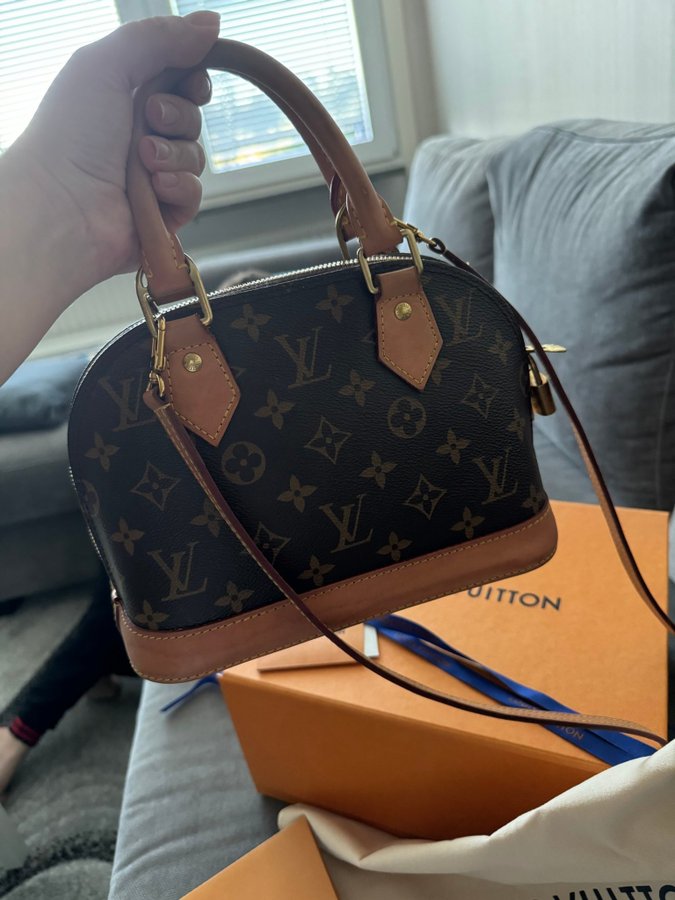 Louis Vuitton Alma bb Väska