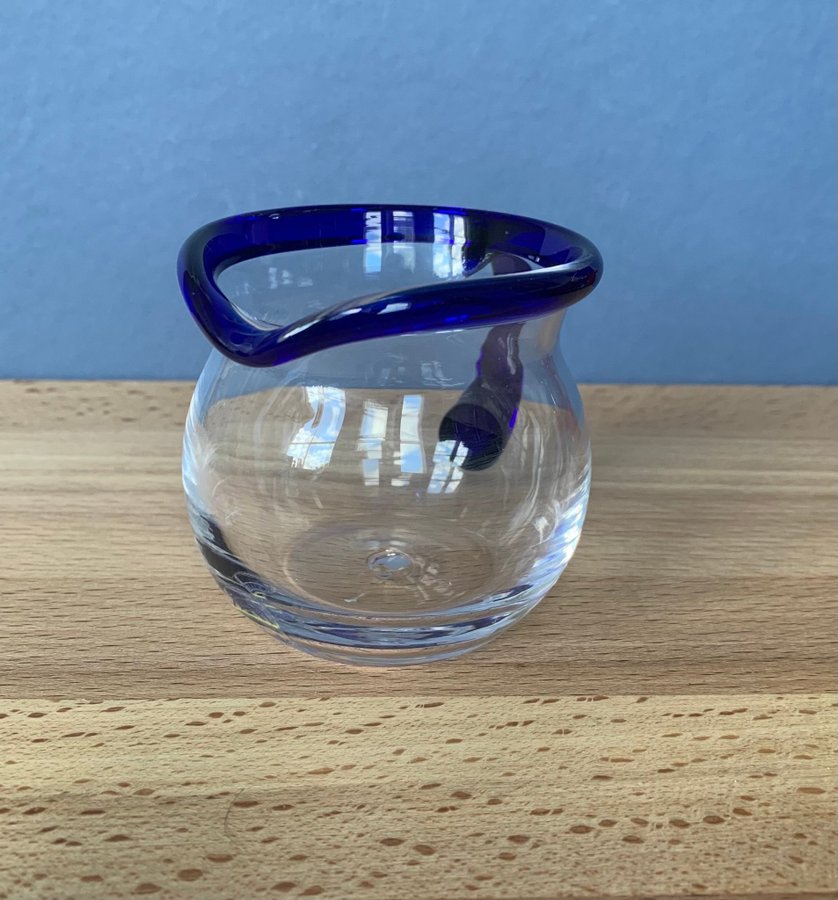 Bergdala Glasbruk Gräddkanna i klart glas blå kant och blått handtag