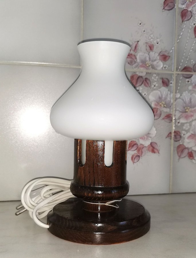 Oljelampa bordslampa el med träfot retro Markslöjd Kinna 846