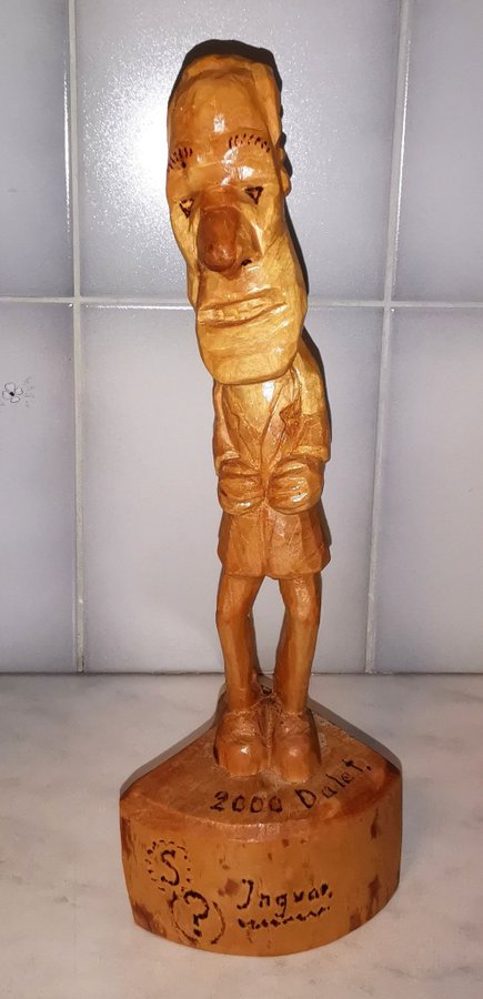 Hög 315 cm Ingvar Carlson figurin i trä 2000 dalet Risto Vahniäinen 1995