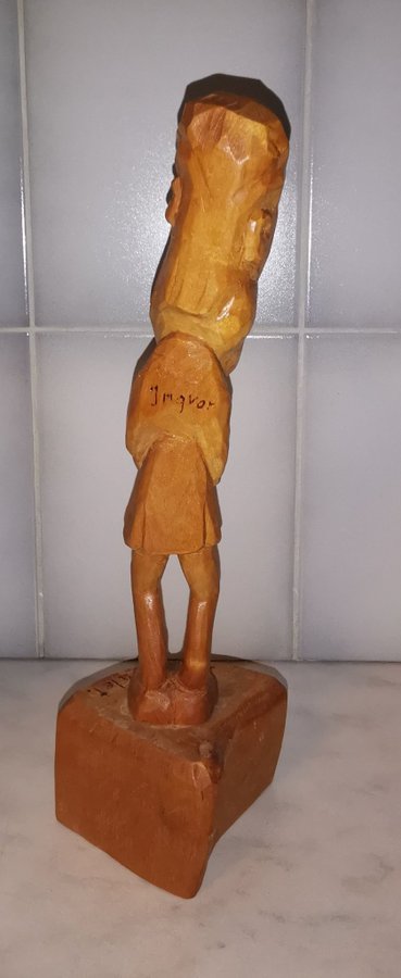 Hög 315 cm Ingvar Carlson figurin i trä 2000 dalet Risto Vahniäinen 1995
