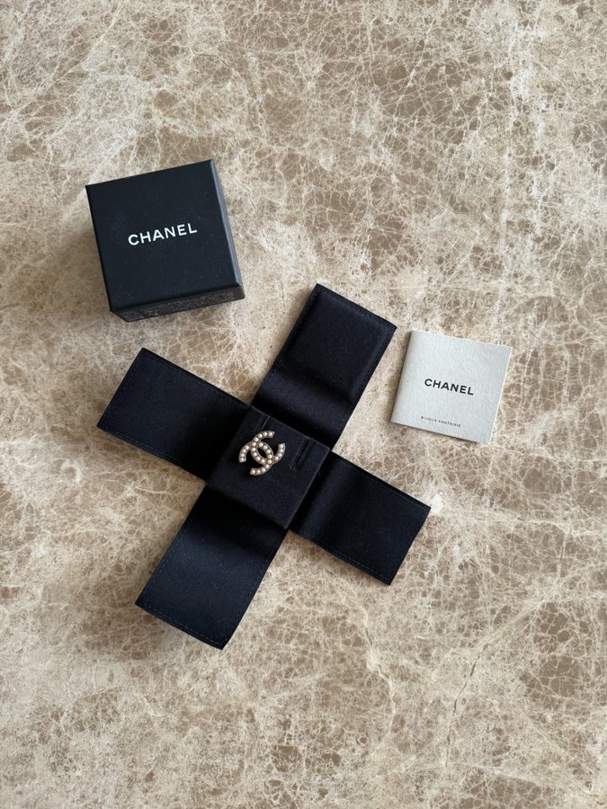 Chanel brosch klassisk CC